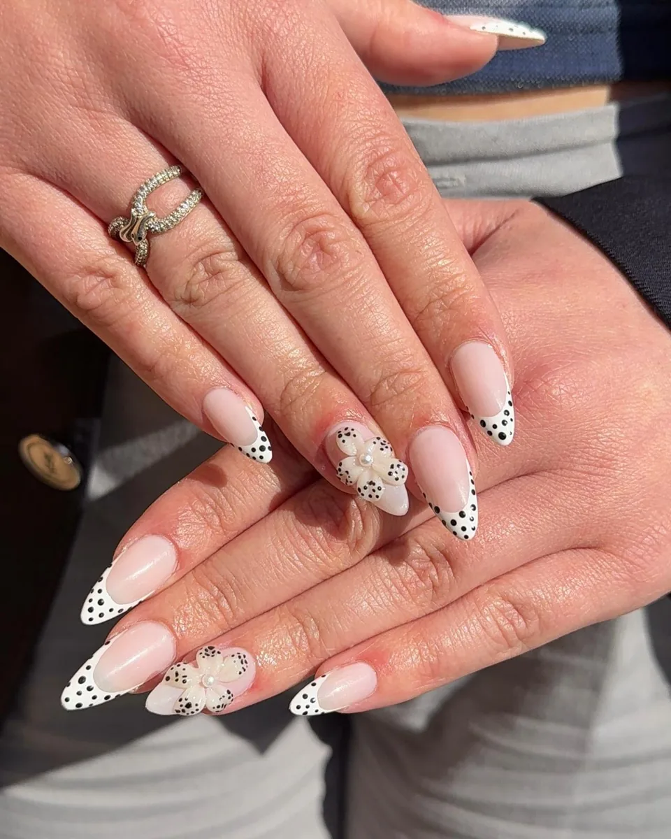 French manucure blanche avec fleurs en relief