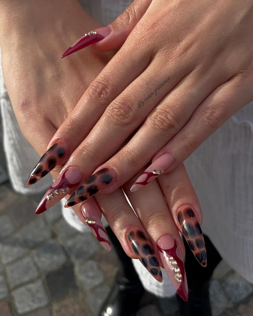 Ongles nude à motifs animaliers bruns et noirs