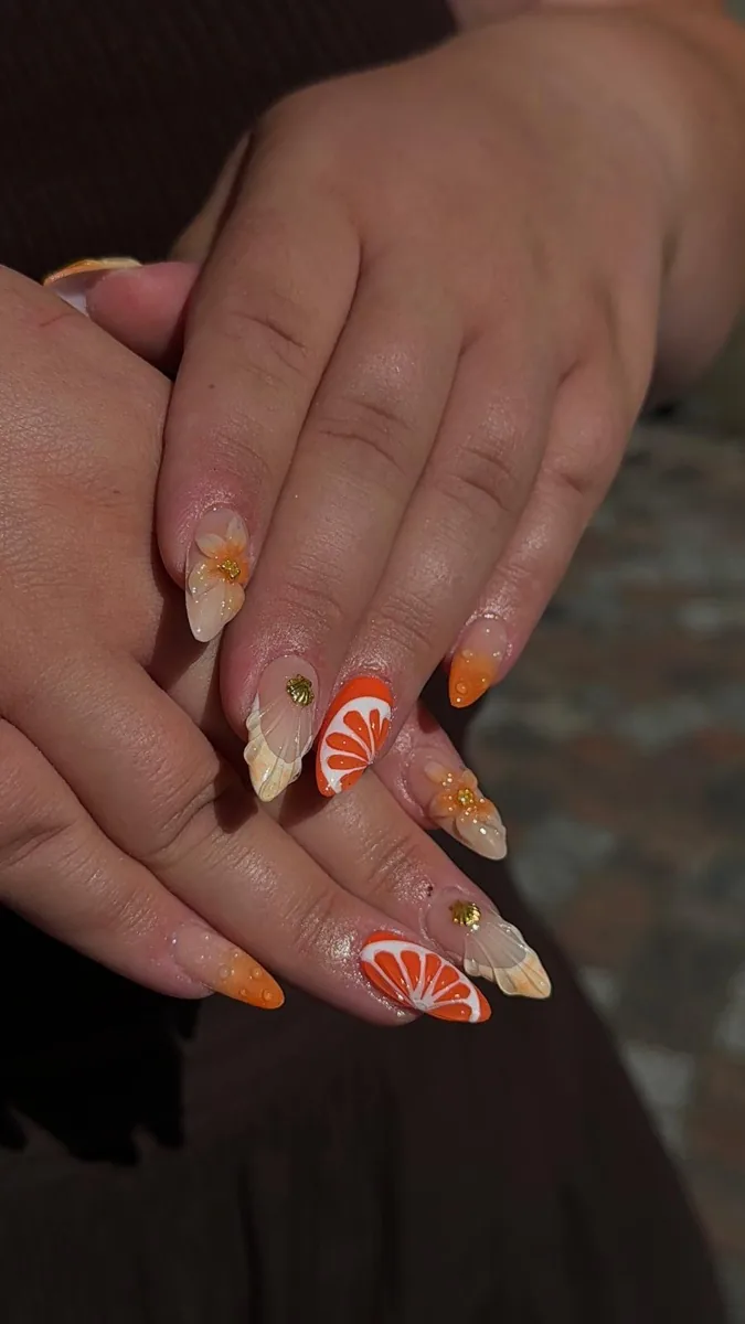 Nail art orange, rose et fleurs sculptées